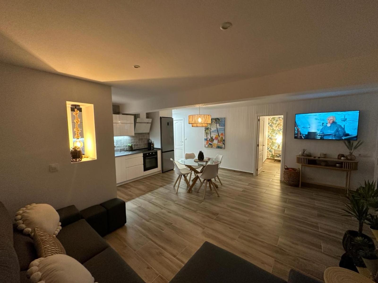 Waterfront 3 Bed Apartment, 90M From The Beach Platja de Larenal Bagian luar foto