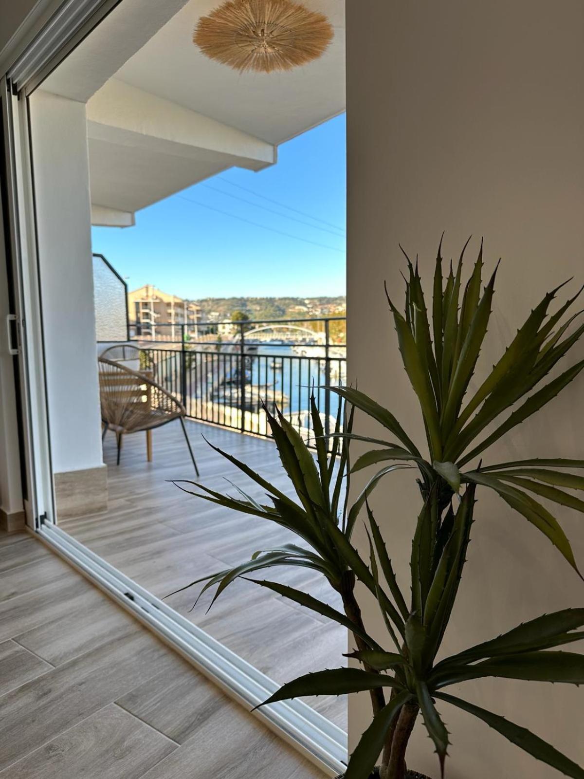 Waterfront 3 Bed Apartment, 90M From The Beach Platja de Larenal Bagian luar foto