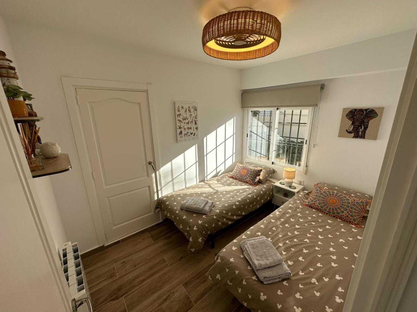 Waterfront 3 Bed Apartment, 90M From The Beach Platja de Larenal Bagian luar foto